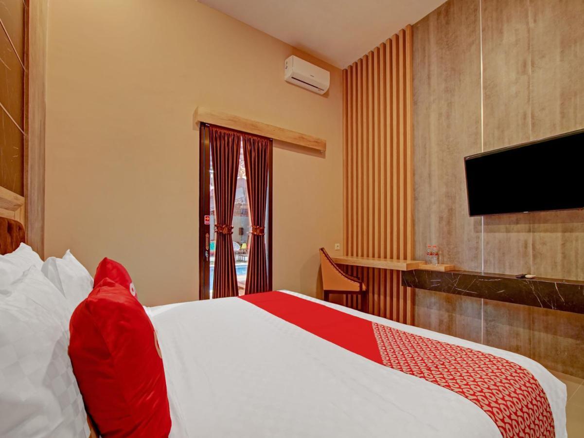Hotel Capital O 90070 Giri Palma & 2*