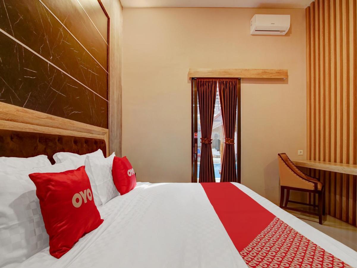 Hotel Capital O 90070 Giri Palma & 2*